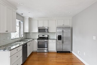 26 Rich St in Waltham, MA - Foto de edificio - Building Photo
