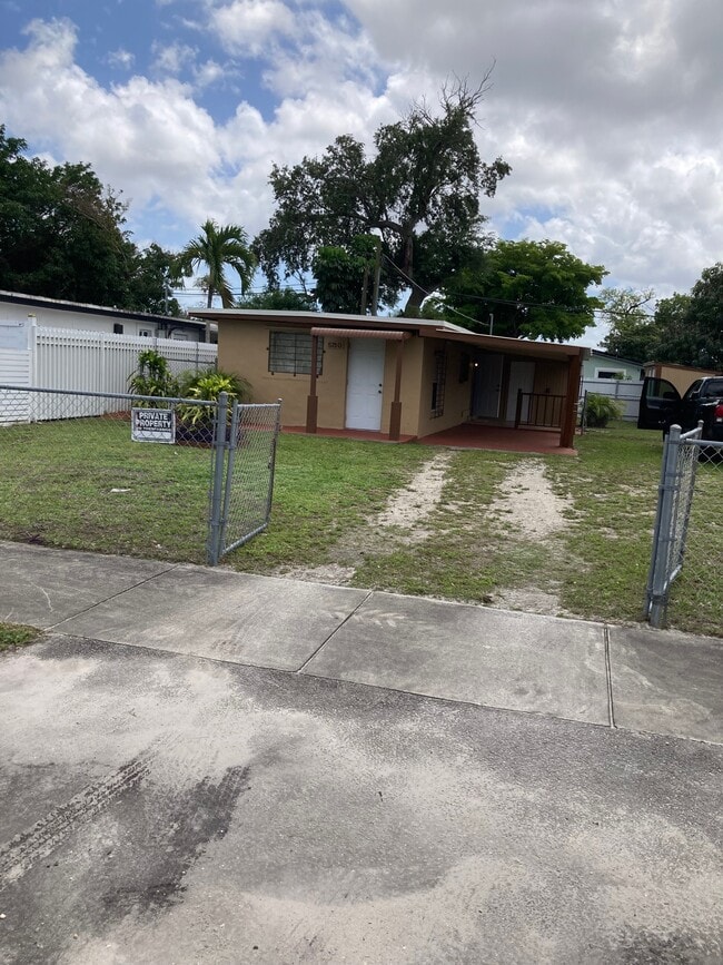 5710 SW 38th St in West Park, FL - Foto de edificio - Building Photo