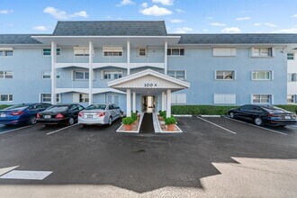100 Shore Ct in North Palm Beach, FL - Building Photo - Building Photo