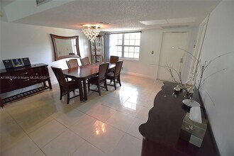 3800 Oaks Clubhouse Dr in Pompano Beach, FL - Building Photo - Building Photo