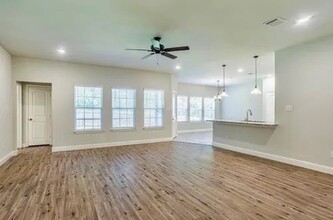 203 8th St in Joshua, TX - Foto de edificio - Building Photo
