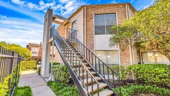 10102 Waterstone Dr in Houston, TX - Building Photo