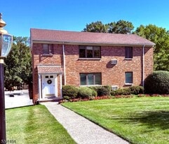 63 Troy Dr in Springfield, NJ - Building Photo