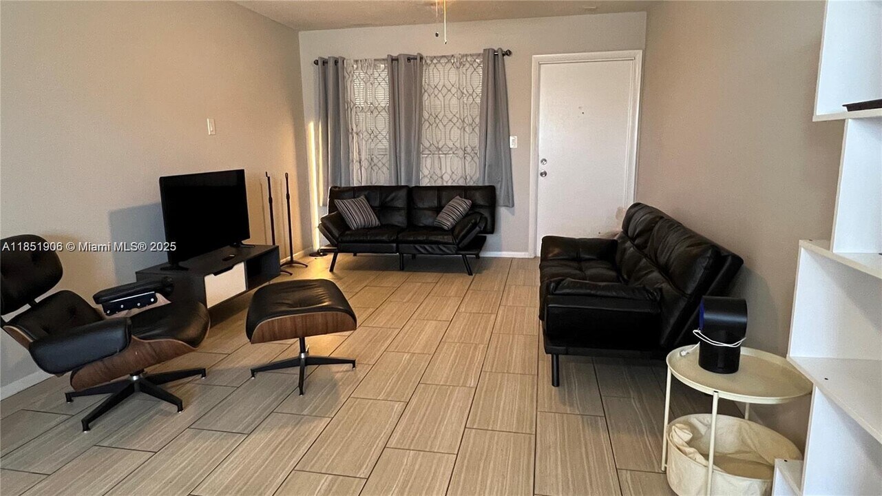 941 Crystal Lake Dr in Pompano Beach, FL - Building Photo