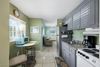 8127 Country Rd in Ft. Myers, FL - Building Photo - Building Photo