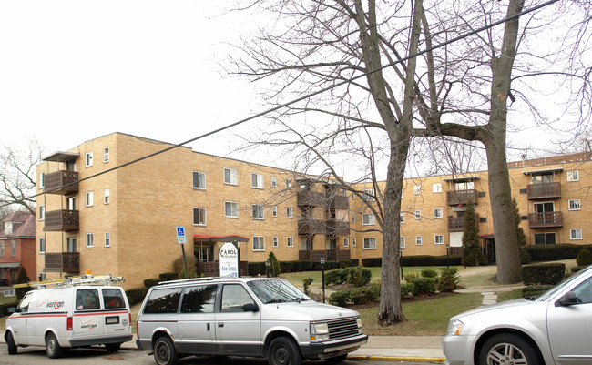 Carol Shamrock Apartments in Pittsburgh, PA - Foto de edificio - Building Photo