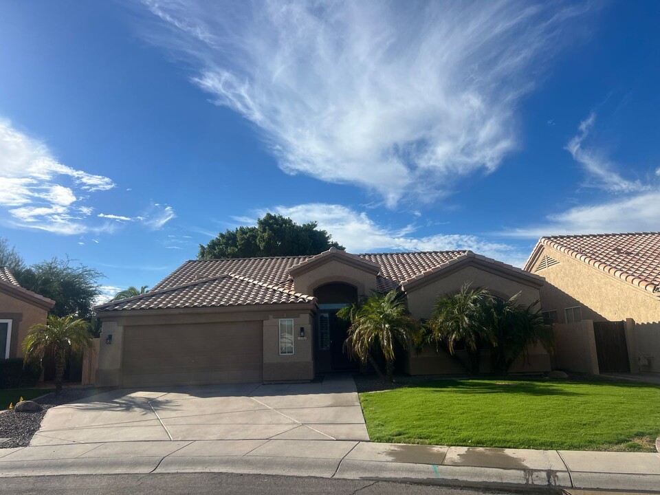 100 N Pioneer St in Gilbert, AZ - Foto de edificio