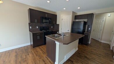 6829 Cardinal Link SW in Edmonton, AB - Building Photo - Building Photo