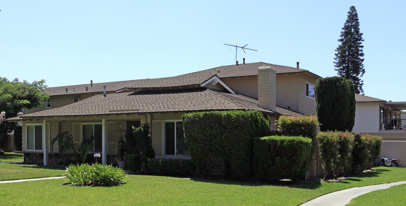 1210 S Athena Way in Anaheim, CA - Building Photo