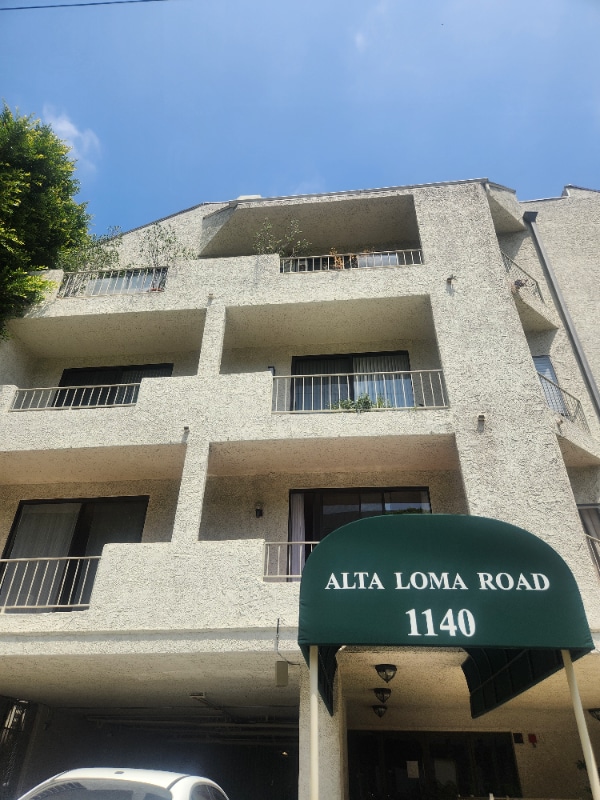 1140 Alta Loma Rd