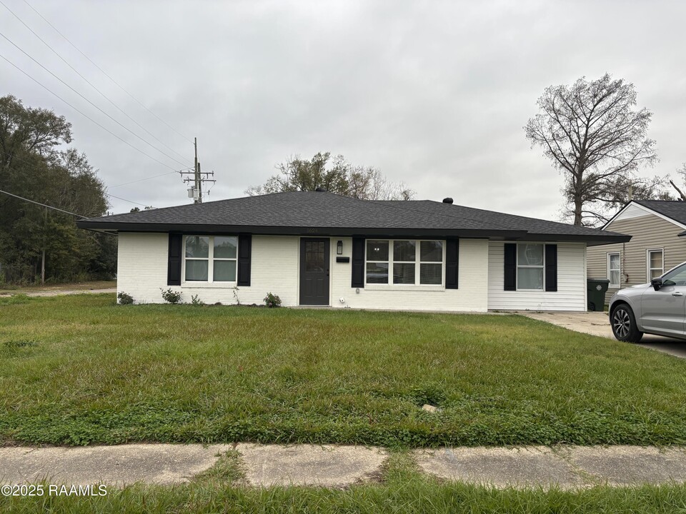 1624 E School St in Lake Charles, LA - Building Photo