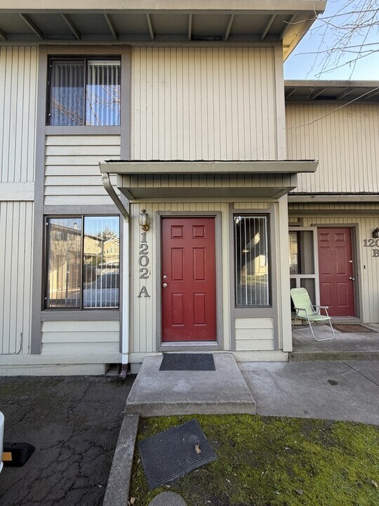 1202 Morrow Rd in Medford, OR - Building Photo