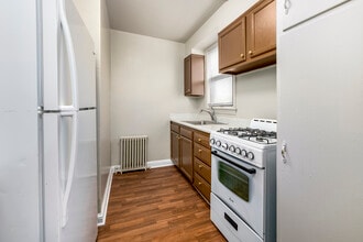 Capitol Square Apartments in Brentwood, MD - Foto de edificio - Building Photo