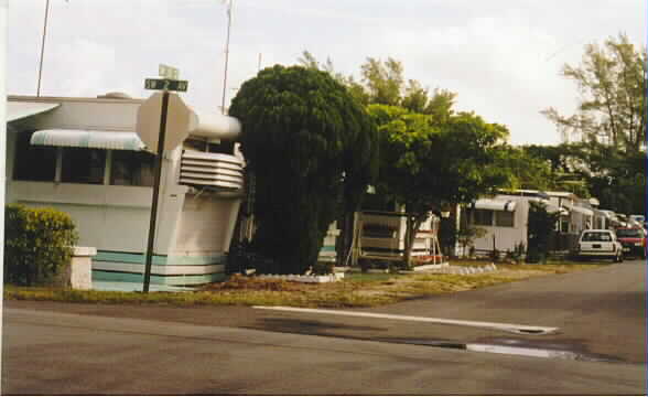 Adirondack Trailer Park in Dania, FL - Foto de edificio