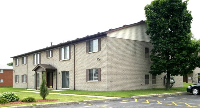 Harbor House Apartments in St. Clair Shores, MI - Building Photo - Building Photo