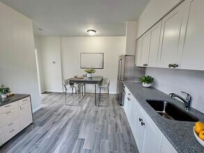 404 Stegman Pkwy in Jersey City, NJ - Building Photo - Building Photo