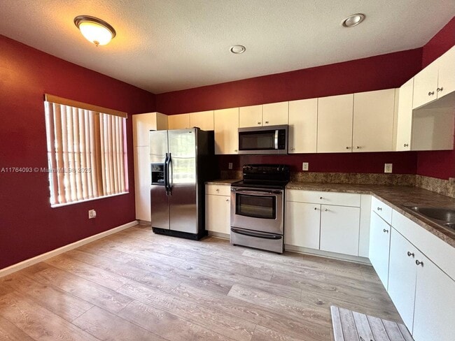 8253 SW 29th St in Miramar, FL - Building Photo - Building Photo
