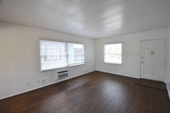 12807 Burbank Blvd in Los Angeles, CA - Building Photo - Building Photo