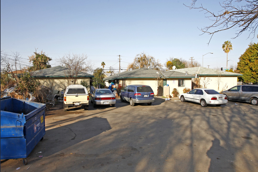 406 Las Palmas Ave in Sacramento, CA - Foto de edificio