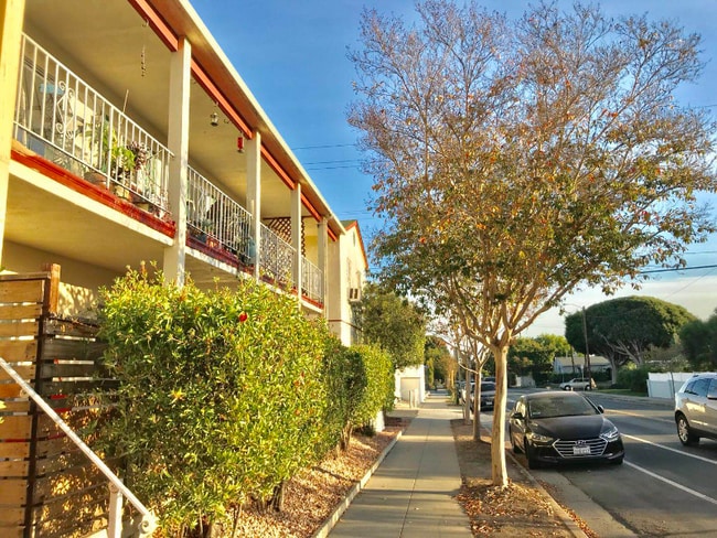 2300 Oak St in Santa Monica, CA - Building Photo - Building Photo