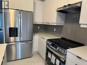 6 La Reine Ave in Richmond Hill, ON - Building Photo - Building Photo