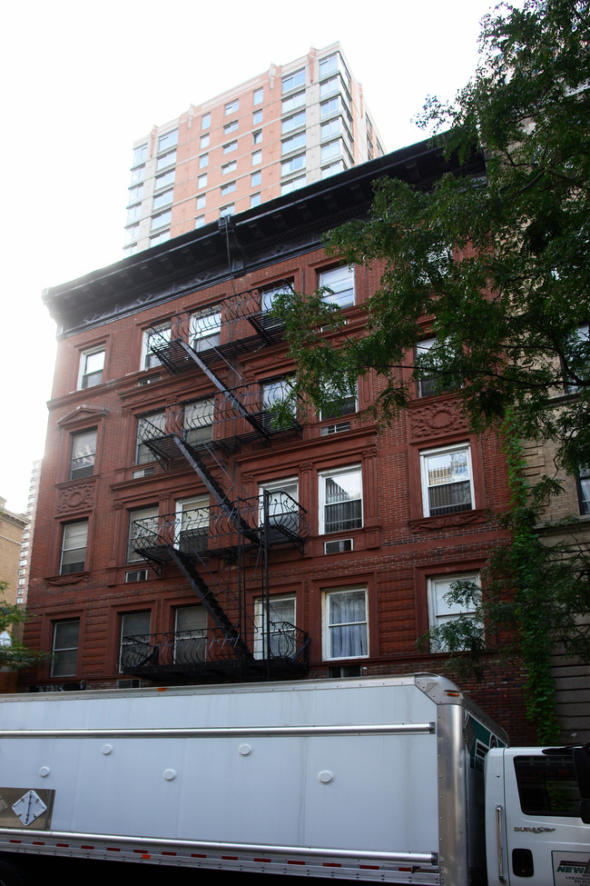 302 W 51st St in New York, NY - Building Photo - Building Photo