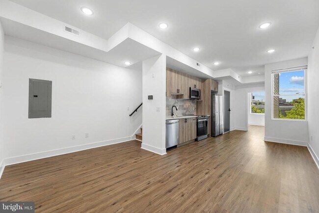 3934 W Girard Ave in Philadelphia, PA - Building Photo - Building Photo