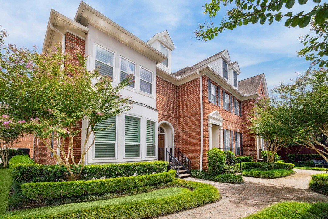 6835 Staffordshire Crescent in Houston, TX - Building Photo
