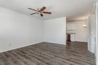 5722 Gaston Ave, Unit D in Dallas, TX - Foto de edificio - Building Photo