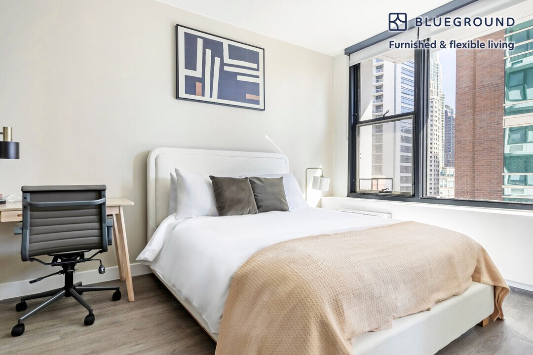 21 E Chestnut St in Chicago, IL - Building Photo