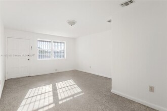 1251 NW 59th St in Miami, FL - Foto de edificio - Building Photo
