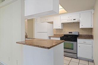 1490 S Camino Real, Unit 208 in Palm Springs, CA - Foto de edificio - Building Photo