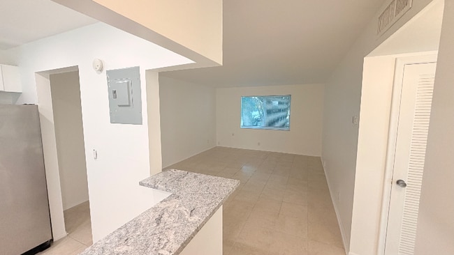 1320 Miami Rd in Fort Lauderdale, FL - Foto de edificio - Building Photo