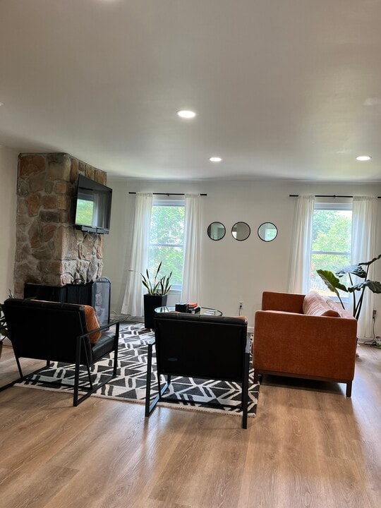 8427 Snowden Oaks Plz in Laurel, MD - Foto de edificio