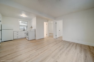 725 2nd St, Unit B in Newport, WA - Building Photo - Building Photo