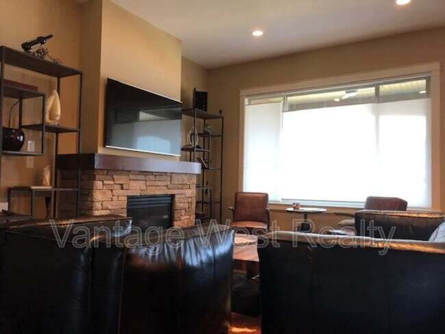 1588 Marina Way in Kelowna, BC - Building Photo - Building Photo