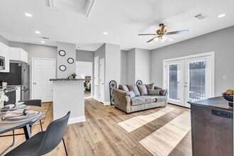 12088 Lamey Brg Rd in D'Iberville, MS - Foto de edificio - Building Photo