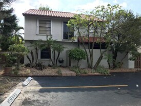 10337 NW 9th St in Miami, FL - Building Photo