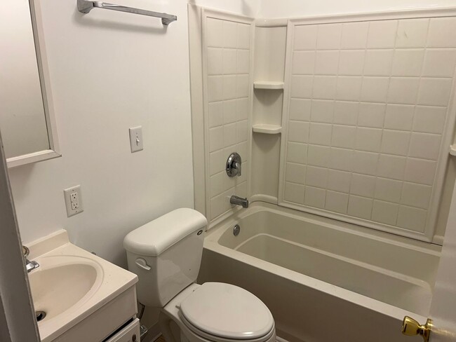 929 Greenbrier Rd in Dekalb, IL - Building Photo - Building Photo