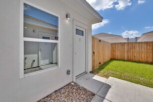 Woodland Estates in Edinburg, TX - Building Photo