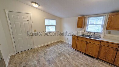 818 3rd Ave W in Hendersonville, NC - Foto de edificio - Building Photo