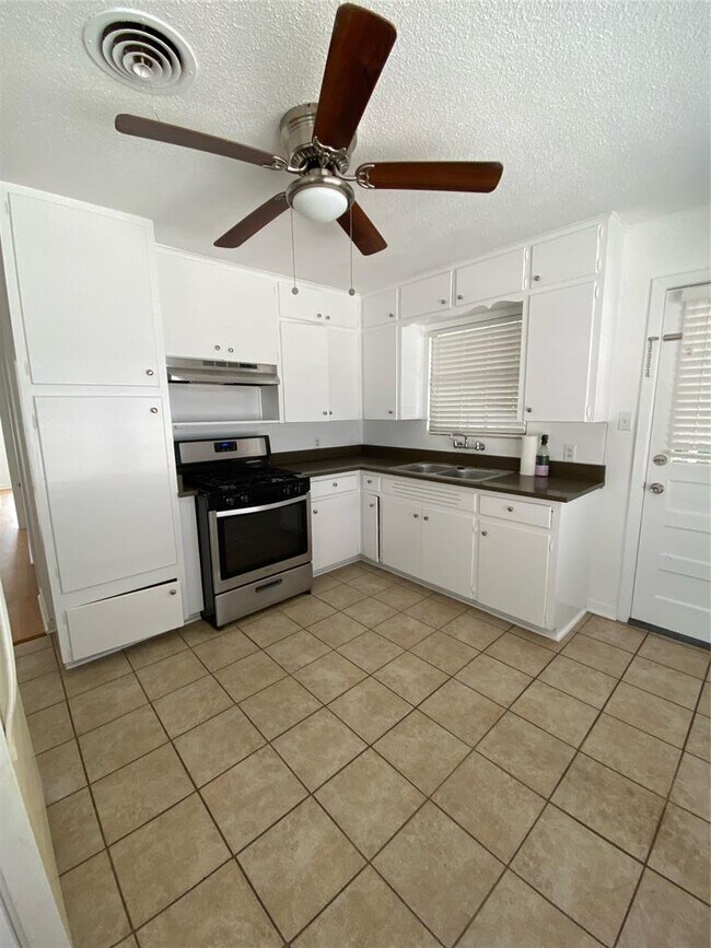 1711 Brentwood St in Austin, TX - Building Photo - Building Photo