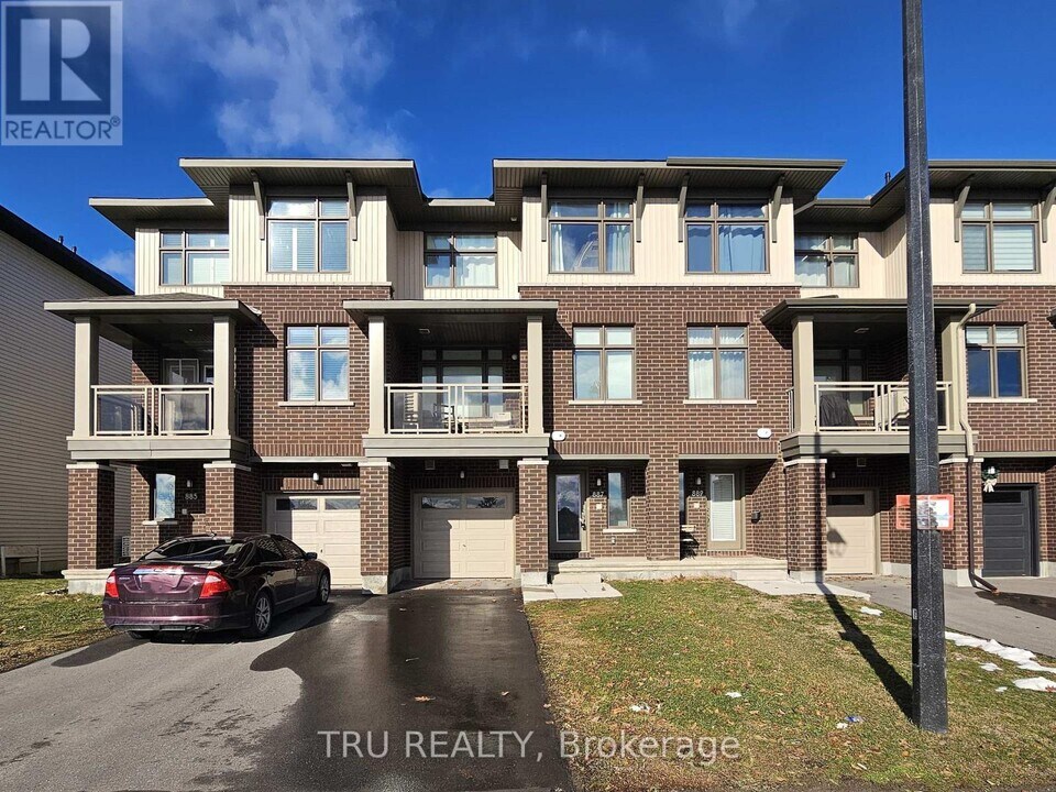 887 Couloir Rd in Ottawa, ON - Building Photo