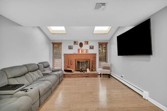 15 Sweetwood Ct in Parsippany, NJ - Foto de edificio - Building Photo