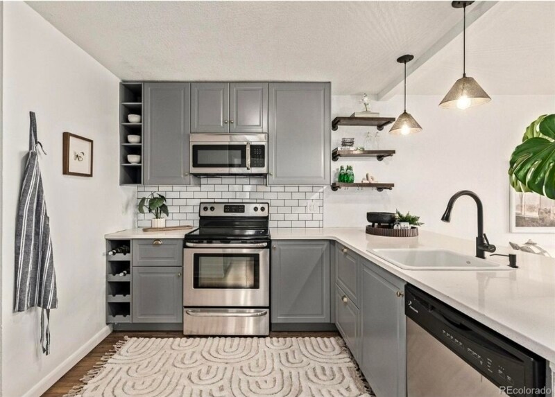 6137 Sterne Cir in Littleton, CO - Building Photo