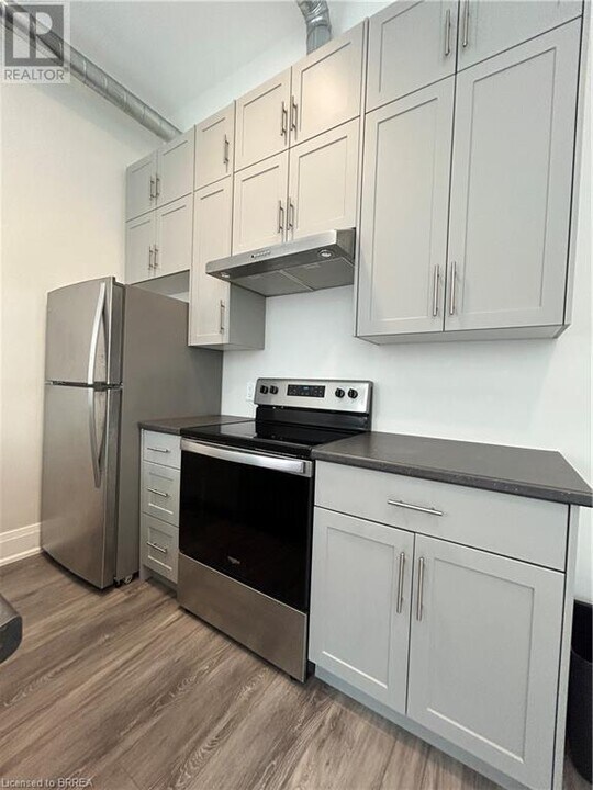 11 Queen St in Brantford, ON - Building Photo