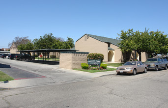 Fashion Park Apartments in Oxnard, CA - Building Photo - Building Photo