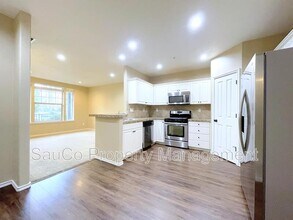 15908 NW Central Dr in Portland, OR - Building Photo - Building Photo