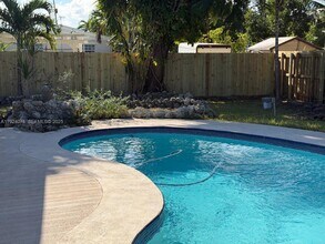 19810 Holiday Rd in Cutler Bay, FL - Building Photo - Building Photo