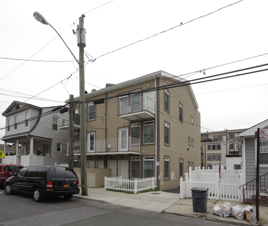 211-213 Beach 99th St in Far Rockaway, NY - Building Photo